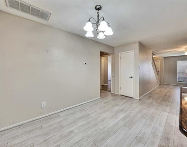 8219 Summer Side Dr - Photo Thumbnail 4