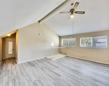 8219 Summer Side Dr - Photo Thumbnail 7