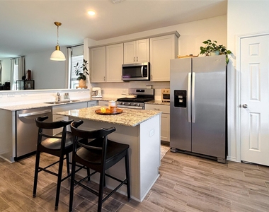 112 Bennington Dr - Photo Thumbnail 6