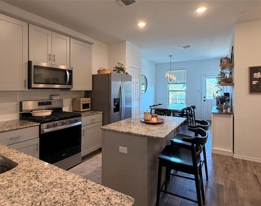 112 Bennington Dr - Photo Thumbnail 5