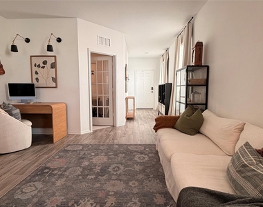 112 Bennington Dr - Photo Thumbnail 4