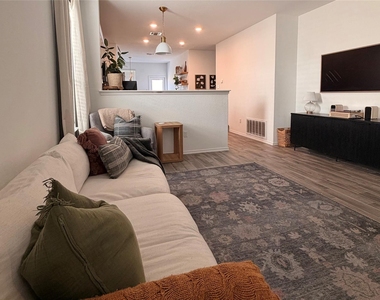 112 Bennington Dr - Photo Thumbnail 3