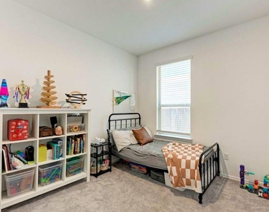 112 Bennington Dr - Photo Thumbnail 16