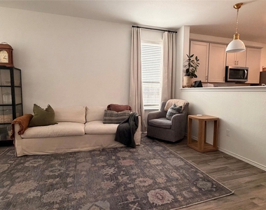 112 Bennington Dr - Photo Thumbnail 2