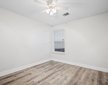 158 Oak River Dr - Photo Thumbnail 9