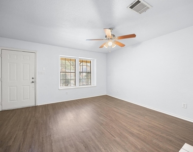 11901 Swearingen Dr - Photo Thumbnail 4