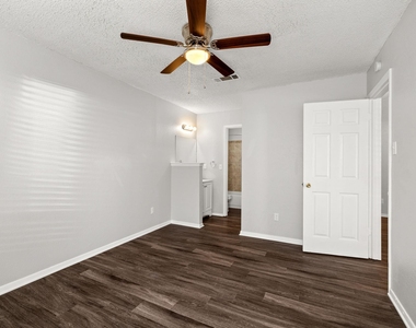 12130 Thompkins Dr - Photo Thumbnail 16