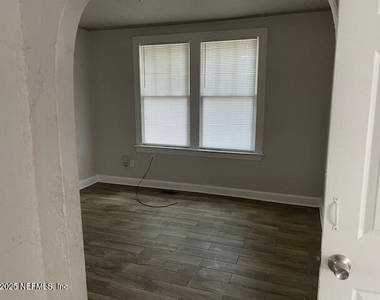 319 49th Street W - Photo Thumbnail 7