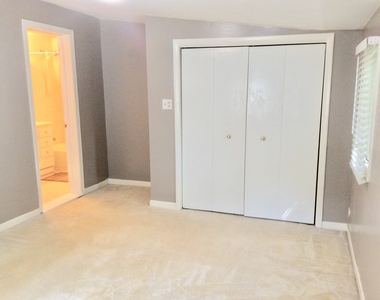 133 N Woodlawn Street - Photo Thumbnail 4