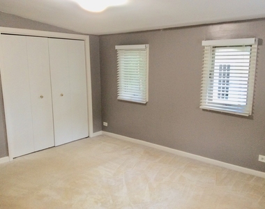 133 N Woodlawn Street - Photo Thumbnail 5