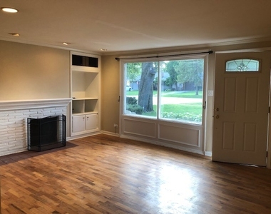 133 N Woodlawn Street - Photo Thumbnail 2