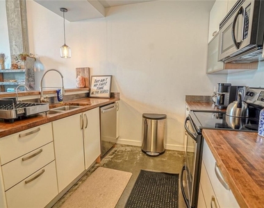 245 N Highland Avenue Ne - Photo Thumbnail 12