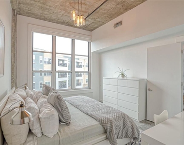 245 N Highland Avenue Ne - Photo Thumbnail 2