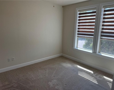 901 Abernathy Road Ne - Photo Thumbnail 5