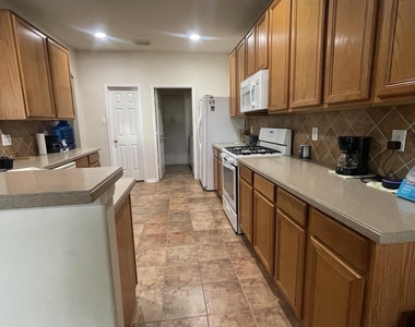 931 N Sky Drive - Photo Thumbnail 4