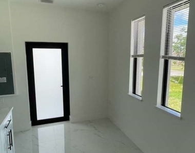 528 Raintree Street E - Photo Thumbnail 1