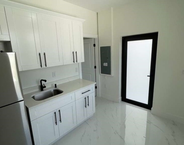 528 Raintree Street E - Photo Thumbnail 3