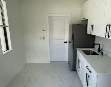 528 Raintree Street E - Photo Thumbnail 4