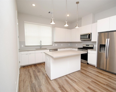 1270 N Post Oak Road - Photo Thumbnail 2