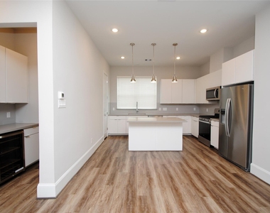 1270 N Post Oak Road - Photo Thumbnail 15