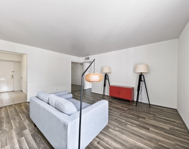361 N Post Oak Lane - Photo Thumbnail 6