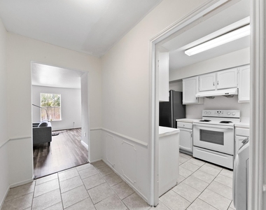 361 N Post Oak Lane - Photo Thumbnail 3