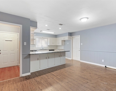 10502 Royal Oaks Drive - Photo Thumbnail 8