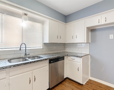 10502 Royal Oaks Drive - Photo Thumbnail 5