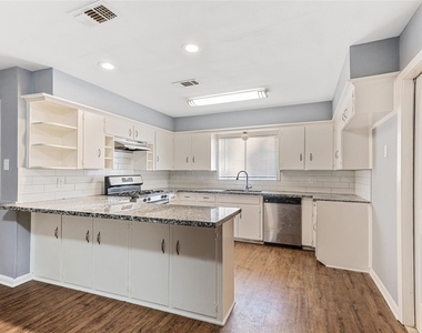 10502 Royal Oaks Drive - Photo Thumbnail 4