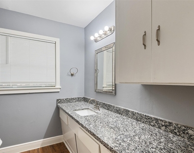 10502 Royal Oaks Drive - Photo Thumbnail 11