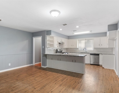 10502 Royal Oaks Drive - Photo Thumbnail 2