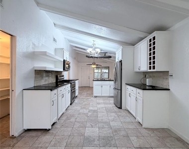 618 Sulphur Street - Photo Thumbnail 5
