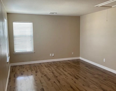 18211 Temple Hill Lane - Photo Thumbnail 3