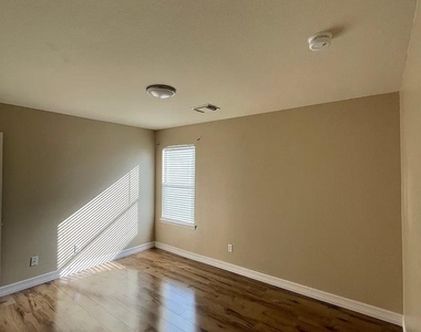 18211 Temple Hill Lane - Photo Thumbnail 10