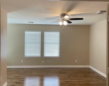 18211 Temple Hill Lane - Photo Thumbnail 5