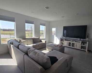 3061 Avenida Sonoma - Photo Thumbnail 1