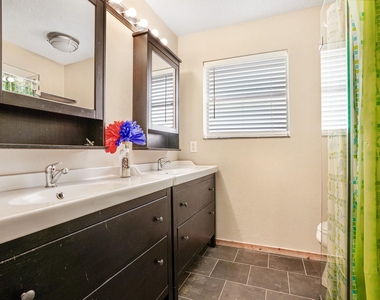 3203 Silver Falls Drive - Photo Thumbnail 16