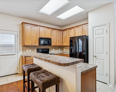 3206 Pearl Bluff Lane - Photo Thumbnail 4