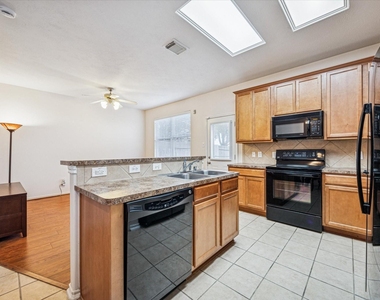 3206 Pearl Bluff Lane - Photo Thumbnail 5