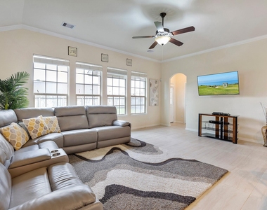 16911 Savannah Park Drive - Photo Thumbnail 4