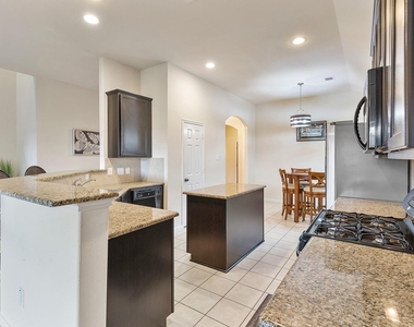 16911 Savannah Park Drive - Photo Thumbnail 7