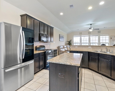 16911 Savannah Park Drive - Photo Thumbnail 8