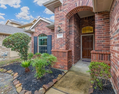 16911 Savannah Park Drive - Photo Thumbnail 2