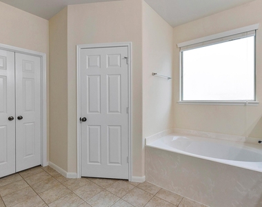 16911 Savannah Park Drive - Photo Thumbnail 13