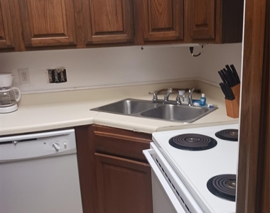 921 Marine Drive - Photo Thumbnail 14