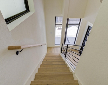 1803 Dunlavy Street - Photo Thumbnail 8