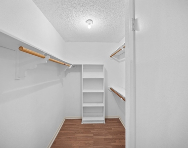 6214 Gladewell Drive - Photo Thumbnail 12