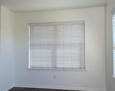 5618 Savannah Woods Lane - Photo Thumbnail 21