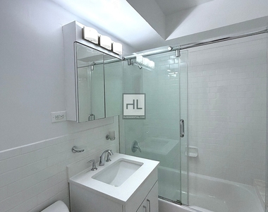 East 57th Street - Photo Thumbnail 2