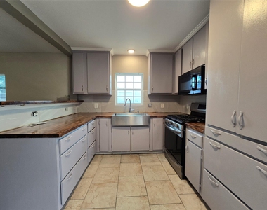 19736 Dunbar Avenue - Photo Thumbnail 6